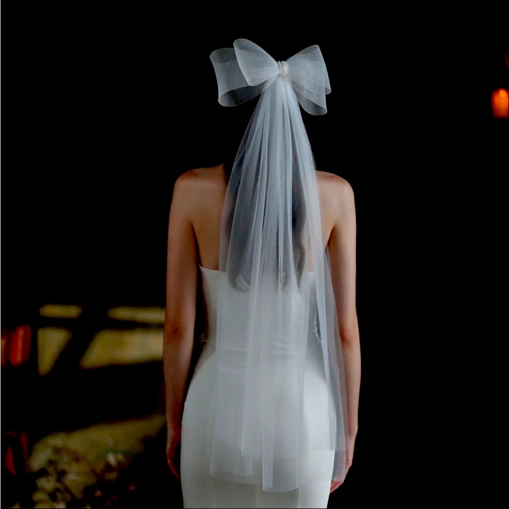 Gorgeous bridal veil with bow